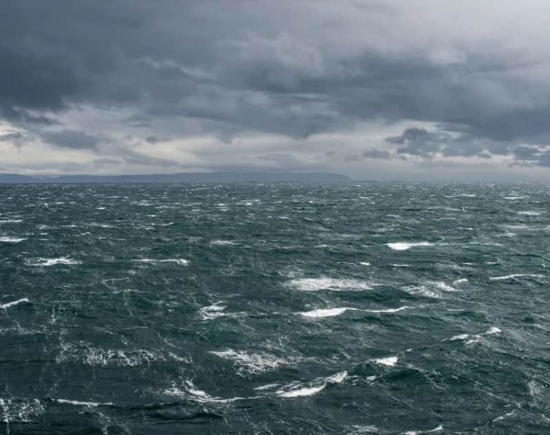 Sztormy na Bałtyku kiedy? Poznaj najgroźniejsze miesiące i uniknij ryzyka