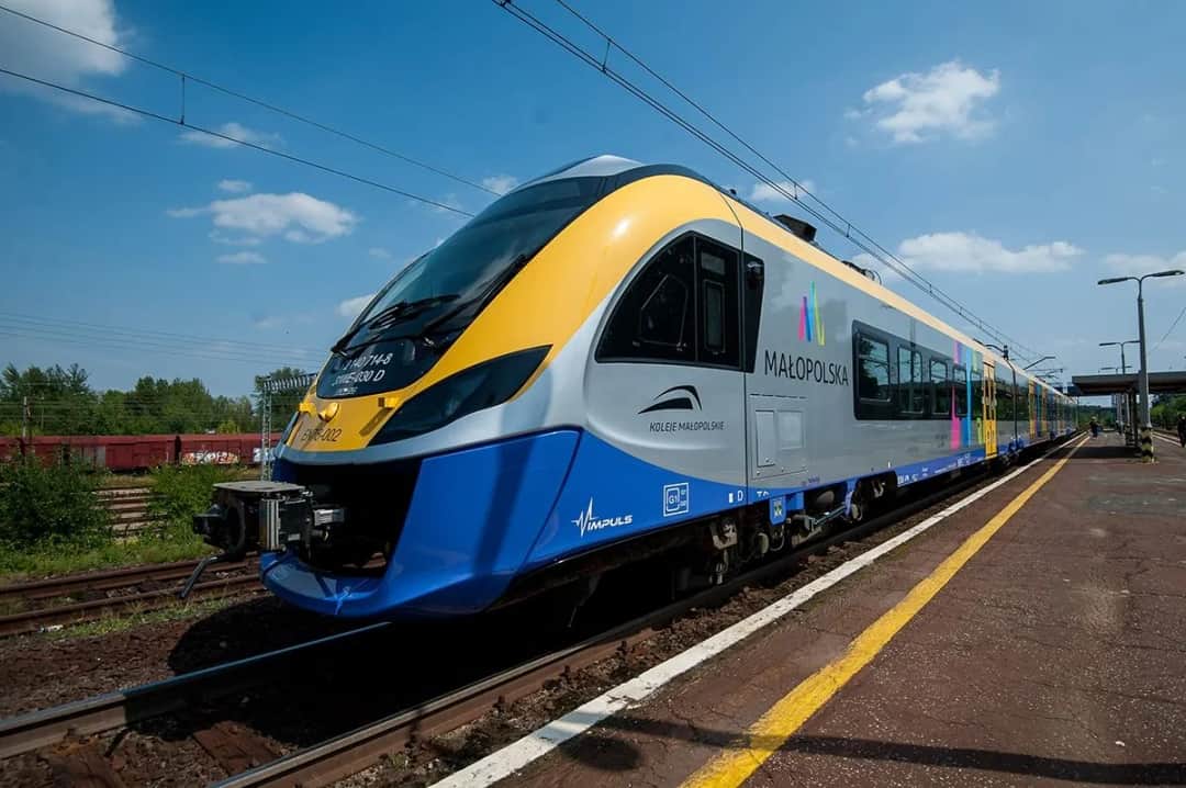 Jak dojechać do Krynicy Morskiej pociągiem? Sprawdź alternatywy transportu