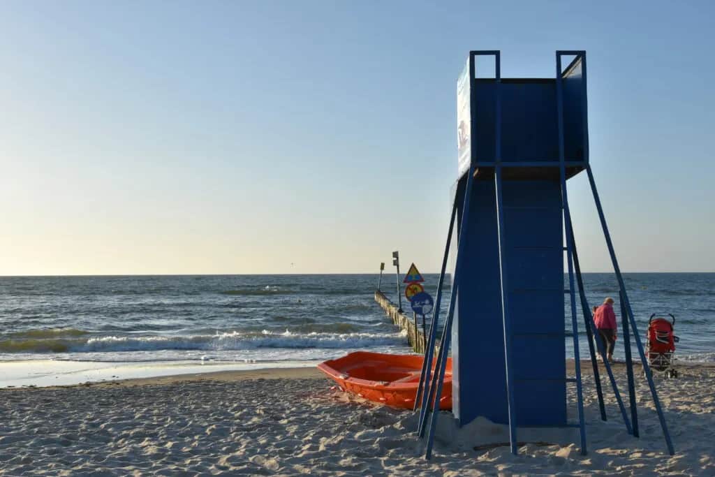 Gdzie można się kąpać nad morzem? Bezpieczne kąpieliska i zagrożenia