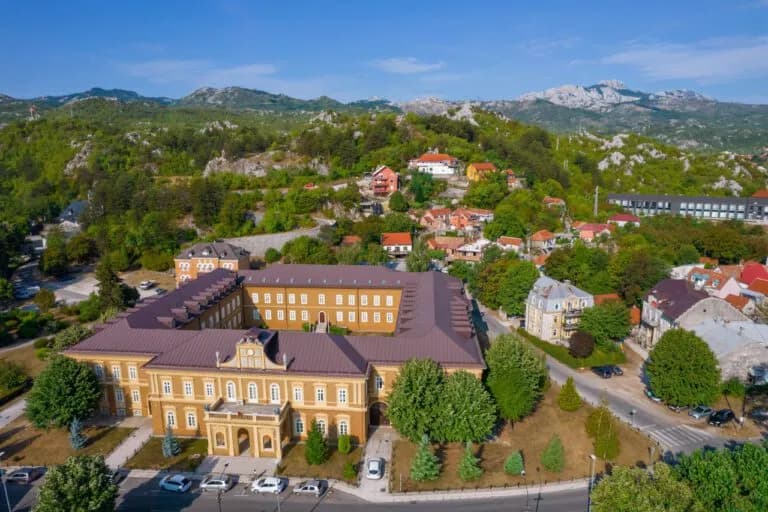 Gdzie nocleg w drodze do Czarnogóry? Najlepsze miejsca na trasie