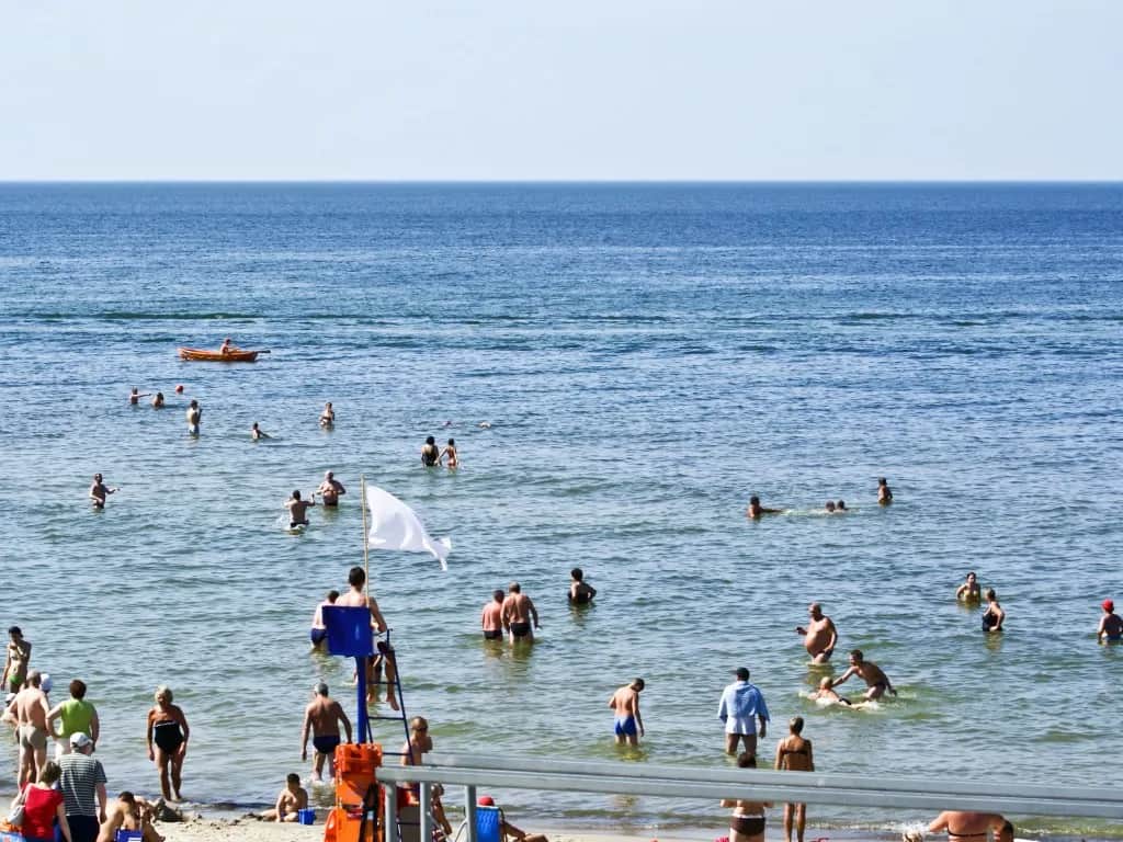 Co oznacza biała flaga nad morzem? Bezpieczne kąpiele i sygnały plażowe
