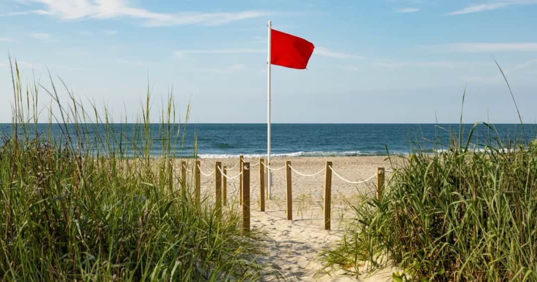 Gdzie zakaz kąpieli nad Bałtykiem? Sprawdź niebezpieczne plaże