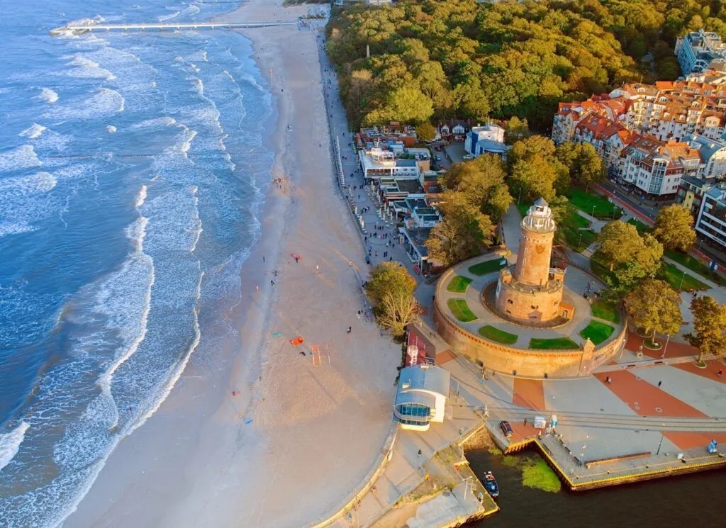 Co warto zobaczyć nad morzem? Najlepsze atrakcje i miejsca do odwiedzenia