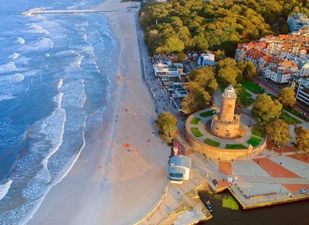 Co warto zobaczyć nad morzem? Najlepsze atrakcje i miejsca do odwiedzenia