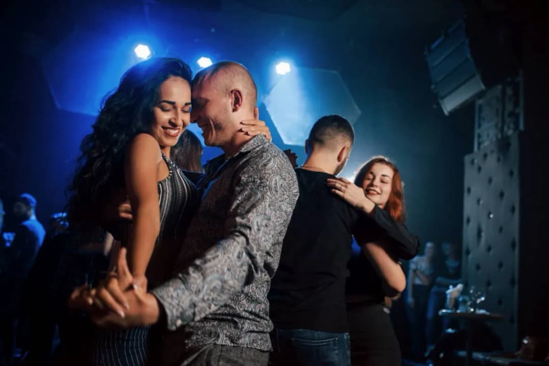 Gdzie można potańczyć w Ustce? Najlepsze kluby i imprezy czekają